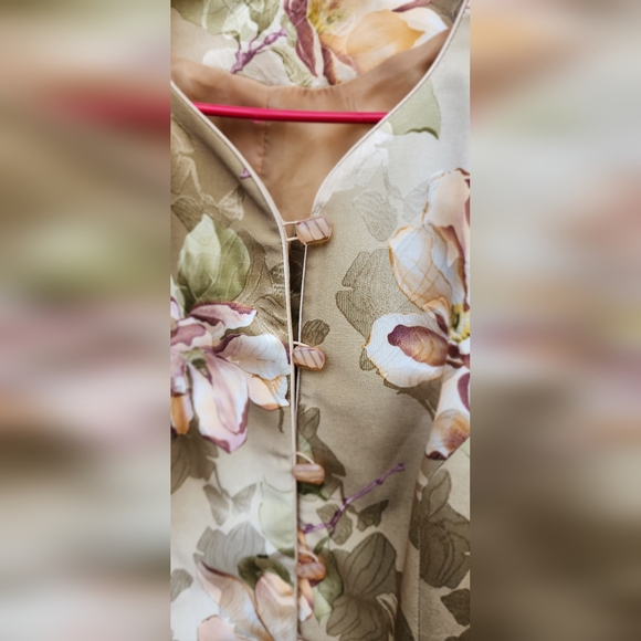 Floral Button-Up Blouse 1X - Picture 3 of 4